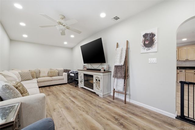 20 Newark Street, Lindenhurst, NY 11757