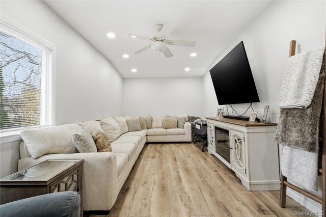 20 Newark Street, Lindenhurst, NY 11757