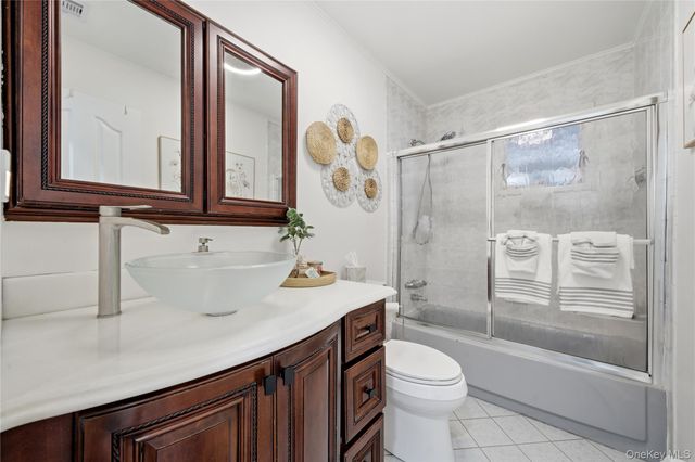 20 Newark Street, Lindenhurst, NY 11757