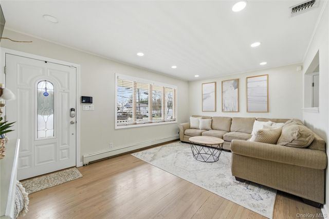 20 Newark Street, Lindenhurst, NY 11757