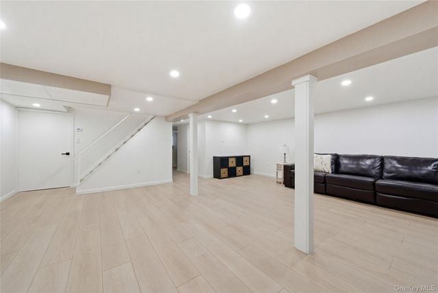 20 Newark Street, Lindenhurst, NY 11757