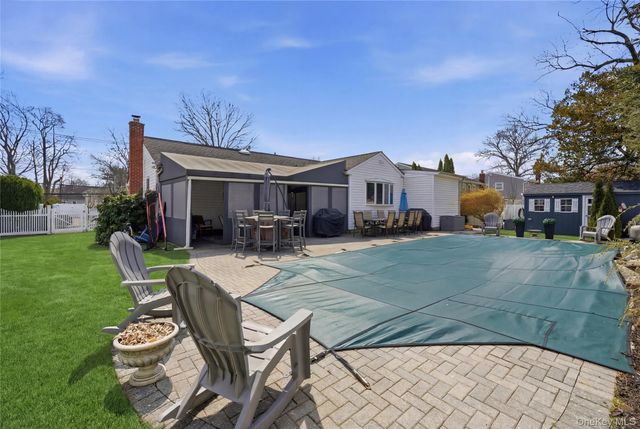 20 Newark Street, Lindenhurst, NY 11757