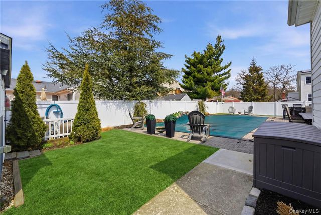 20 Newark Street, Lindenhurst, NY 11757