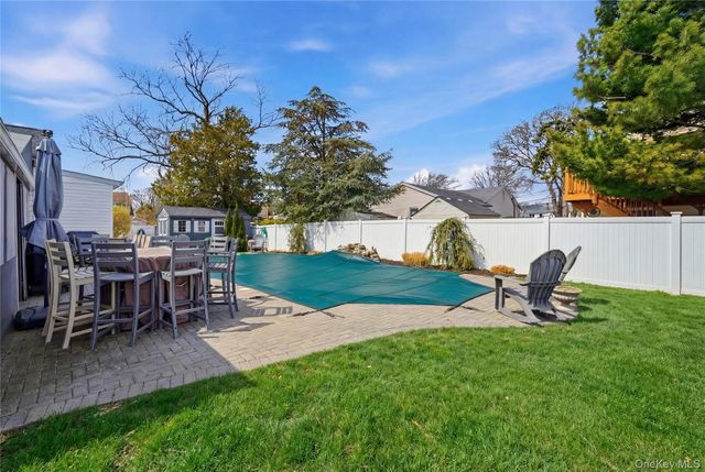 20 Newark Street, Lindenhurst, NY 11757