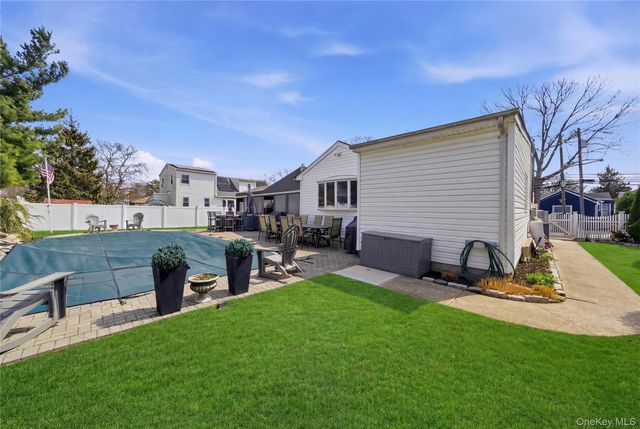 20 Newark Street, Lindenhurst, NY 11757