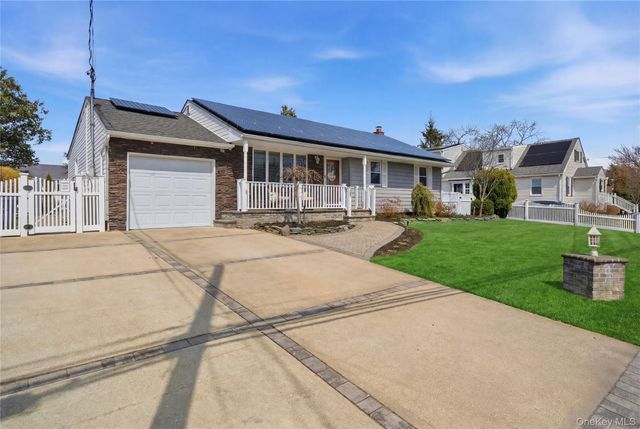 20 Newark Street, Lindenhurst, NY 11757