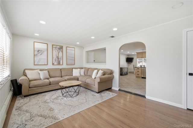 20 Newark Street, Lindenhurst, NY 11757