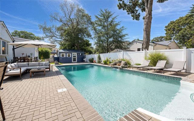 20 Newark Street, Lindenhurst, NY 11757