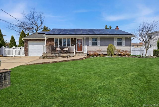 20 Newark Street, Lindenhurst, NY 11757