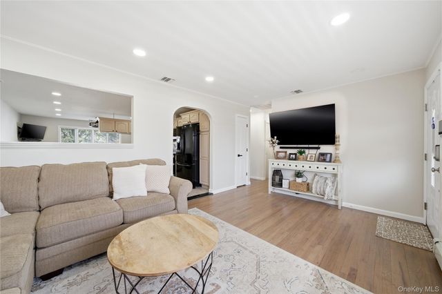 20 Newark Street, Lindenhurst, NY 11757