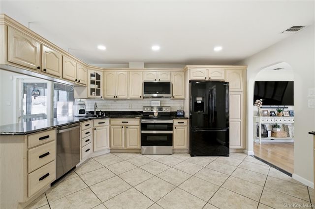 20 Newark Street, Lindenhurst, NY 11757