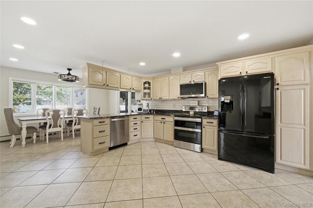 20 Newark Street, Lindenhurst, NY 11757