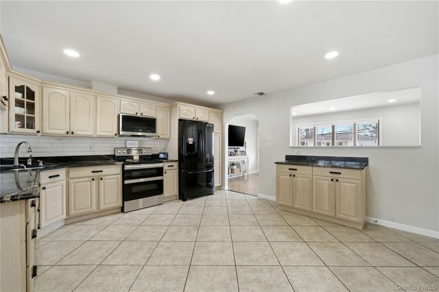 20 Newark Street, Lindenhurst, NY 11757