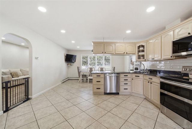 20 Newark Street, Lindenhurst, NY 11757