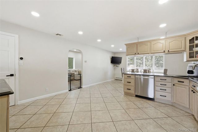 20 Newark Street, Lindenhurst, NY 11757