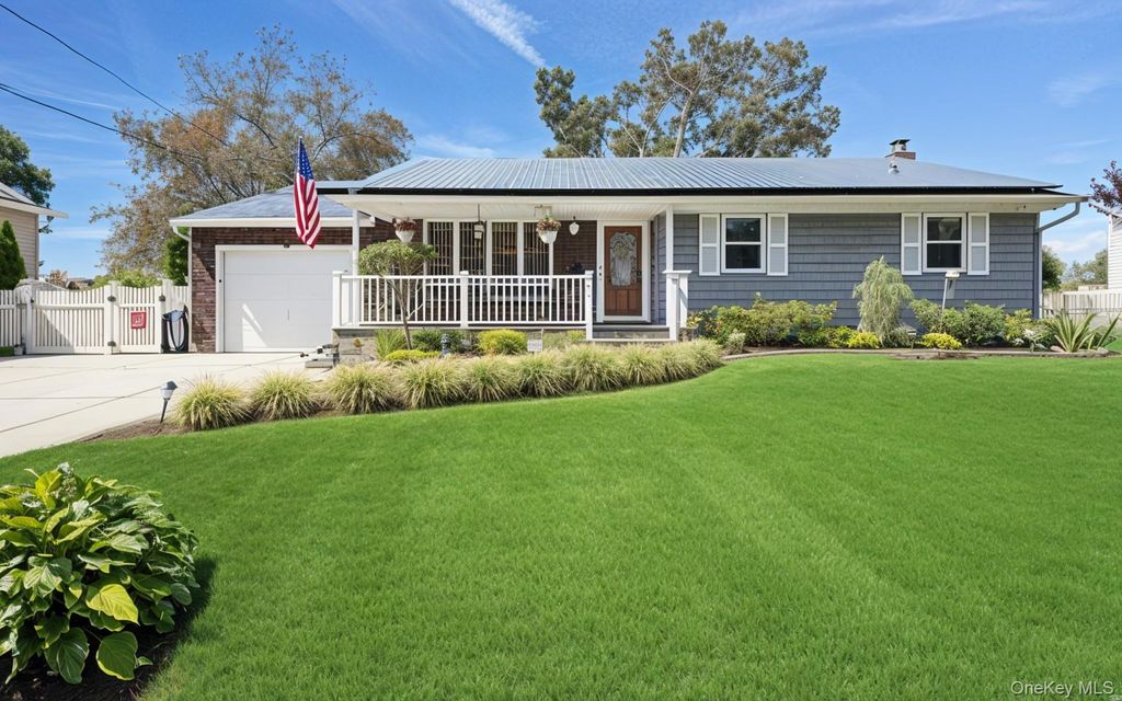 20 Newark Street, Lindenhurst, NY 11757