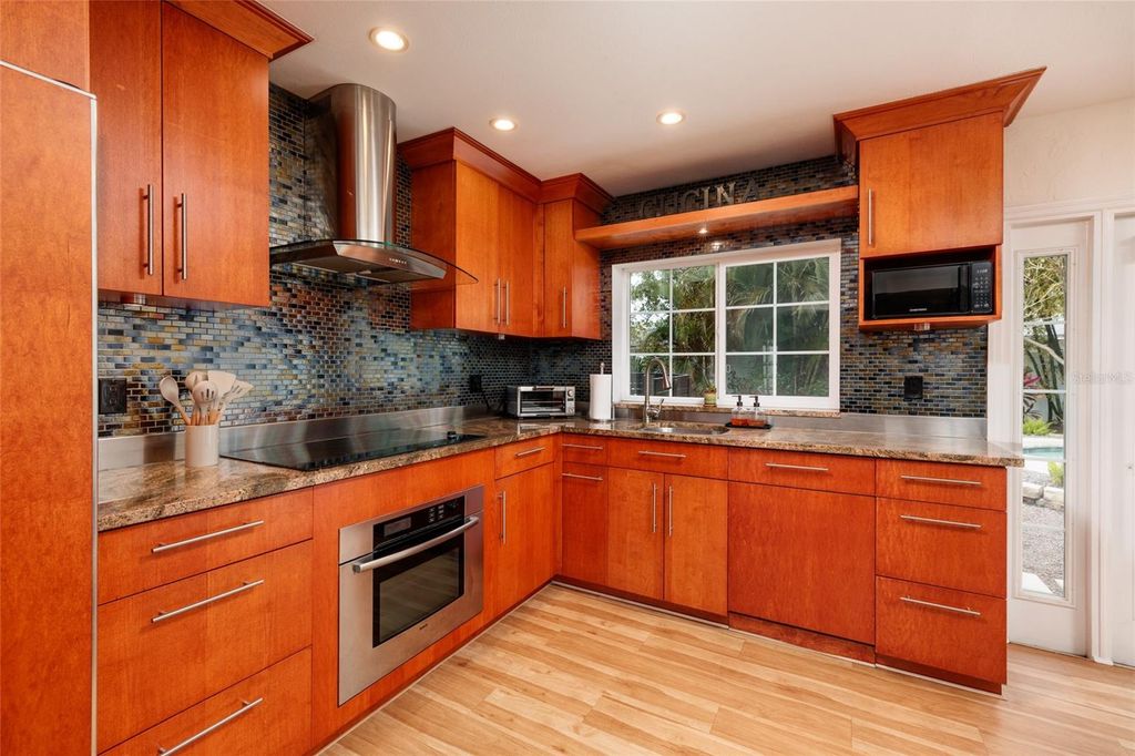 Image 11 of property listing at 2209 SUNRISE DRIVE SE, St Petersburg, FL 33705