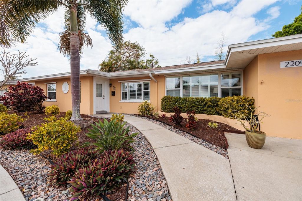 Image 4 of property listing at 2209 SUNRISE DRIVE SE, St Petersburg, FL 33705