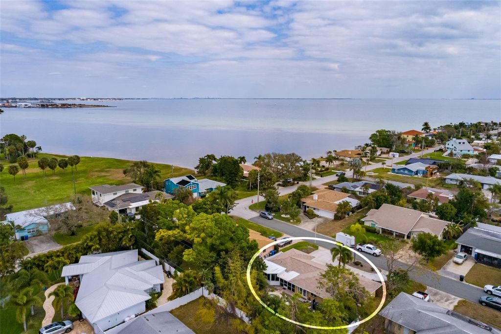 Image 33 of property listing at 2209 SUNRISE DRIVE SE, St Petersburg, FL 33705