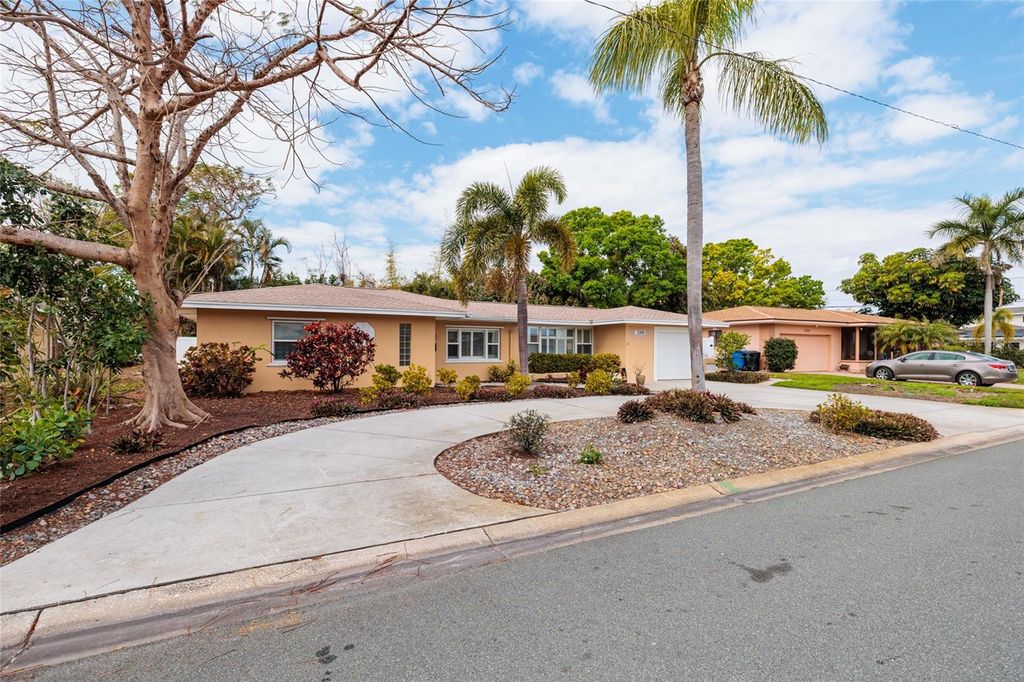 Image 5 of property listing at 2209 SUNRISE DRIVE SE, St Petersburg, FL 33705