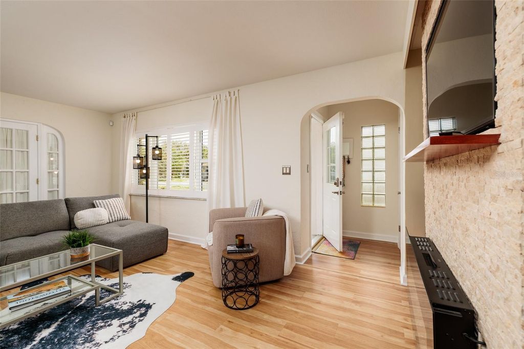 Image 6 of property listing at 2209 SUNRISE DRIVE SE, St Petersburg, FL 33705