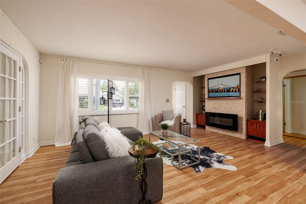 Image 7 of property listing at 2209 SUNRISE DRIVE SE, St Petersburg, FL 33705