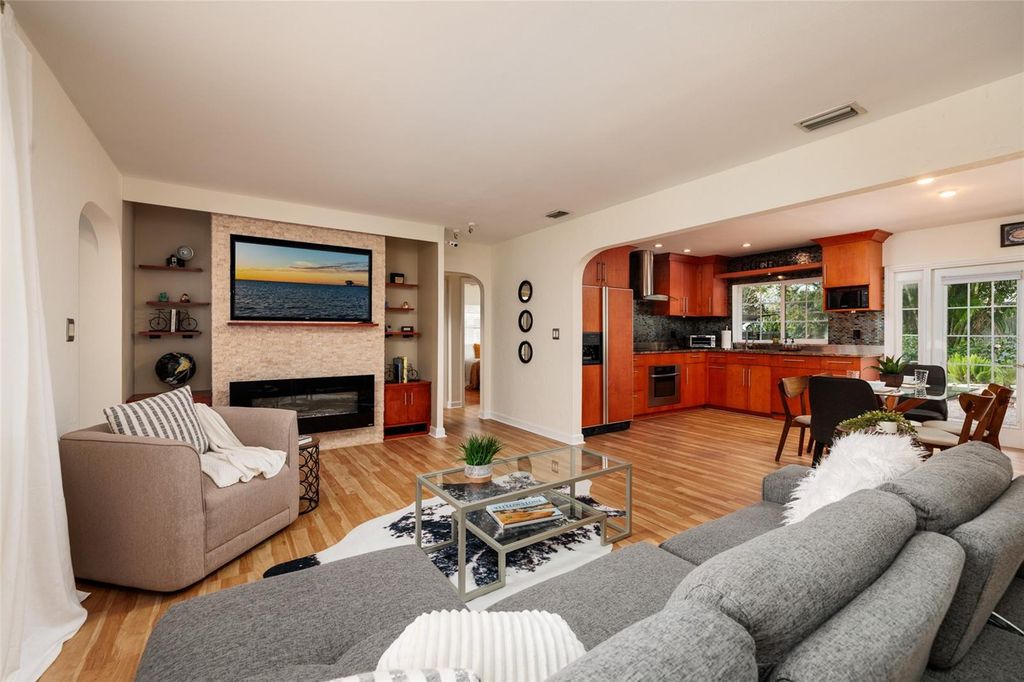 Image 8 of property listing at 2209 SUNRISE DRIVE SE, St Petersburg, FL 33705