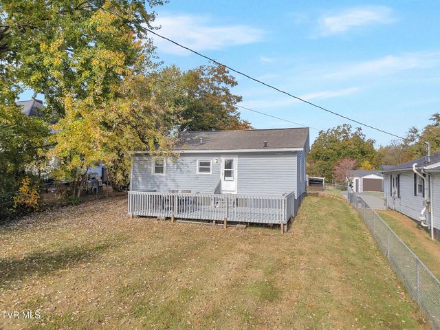 1304 East Chilhowie Avenue, Johnson City, TN 37601