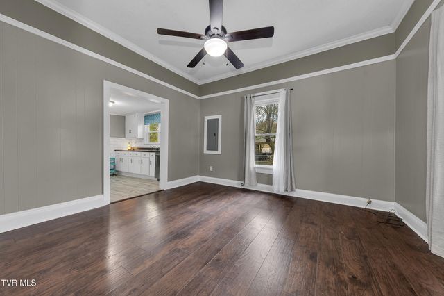 1304 East Chilhowie Avenue, Johnson City, TN 37601