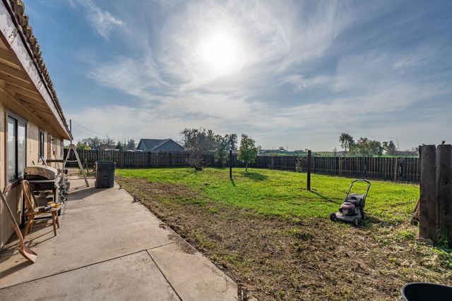 17232 Mark Road, Madera, CA 93636