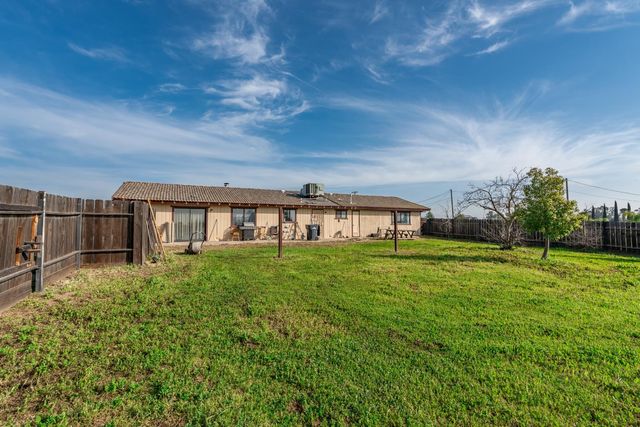 17232 Mark Road, Madera, CA 93636