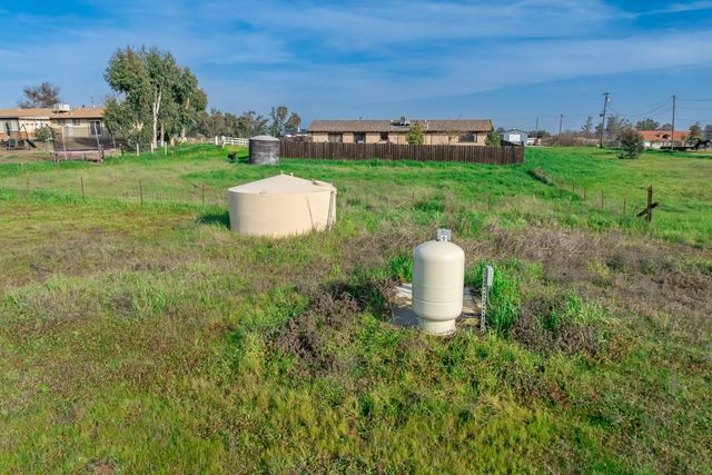 17232 Mark Road, Madera, CA 93636