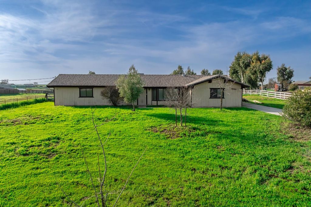17232 Mark Road, Madera, CA 93636