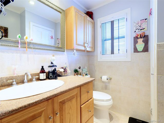 6 Morris Lane, Great Neck, NY 11024