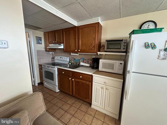 427 E MONTEREY AVE, Wildwood, NJ 08260