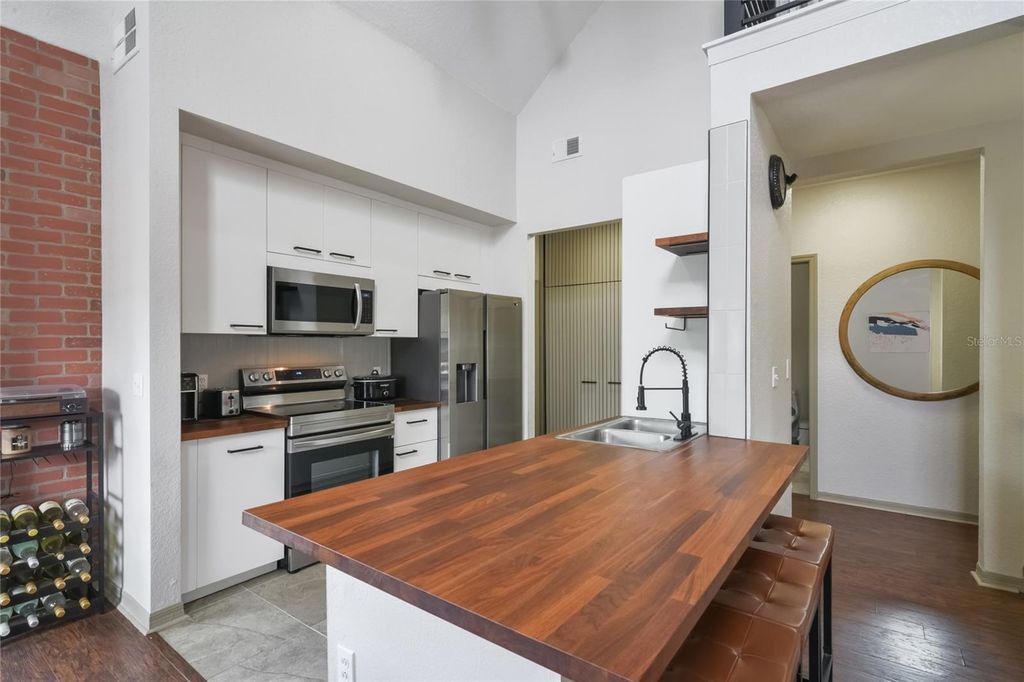 Image 10 of property listing at 6001 WESTGATE DRIVE 2124, Orlando, FL 32835