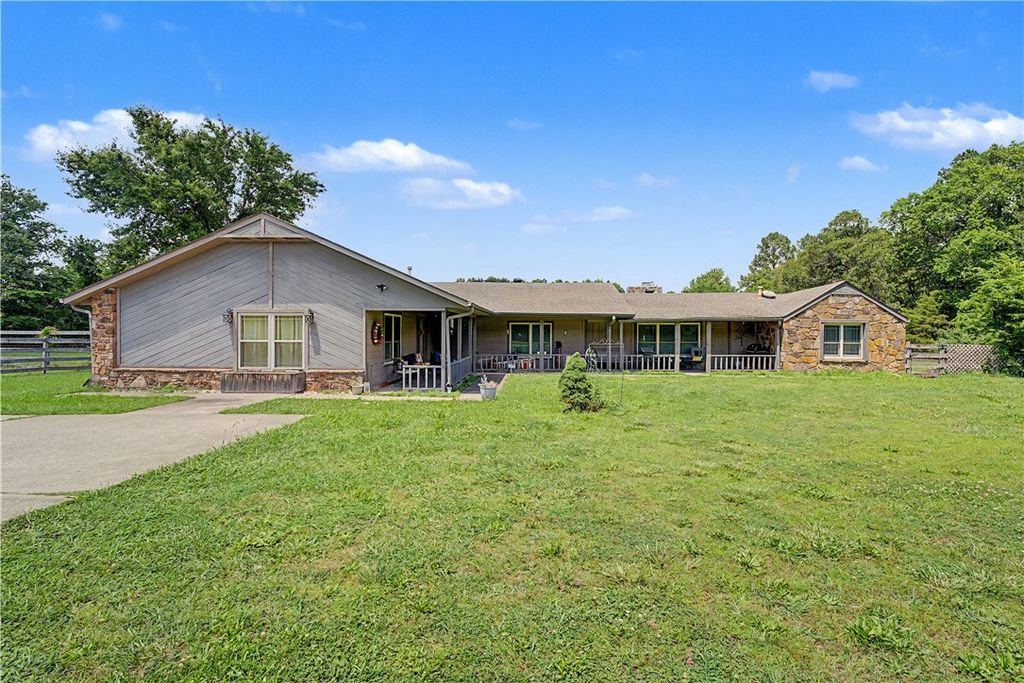 7936 W Wedington Drive, Fayetteville, AR 72704