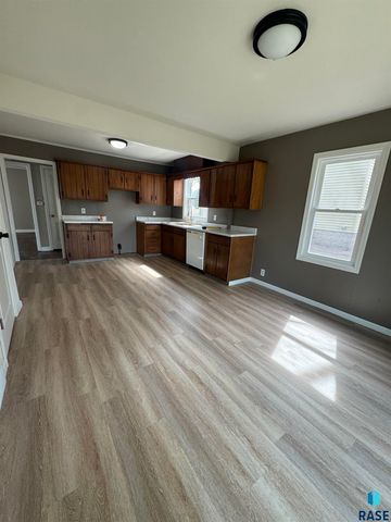 413 S West Ave Avenue, Sioux Falls, SD 57104
