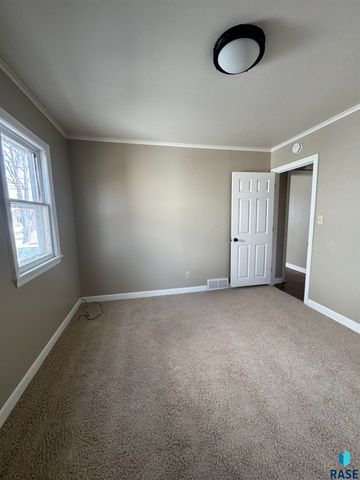 413 S West Ave Avenue, Sioux Falls, SD 57104