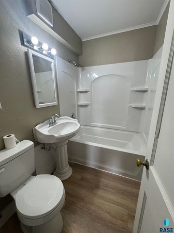 413 S West Ave Avenue, Sioux Falls, SD 57104