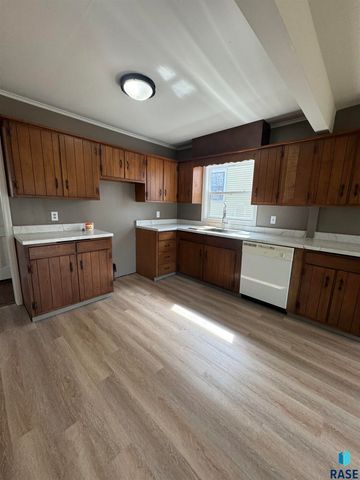 413 S West Ave Avenue, Sioux Falls, SD 57104