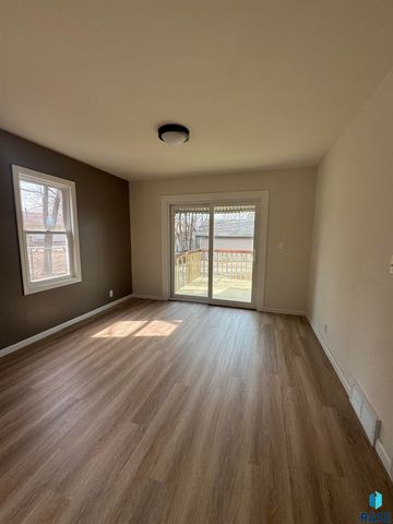 413 S West Ave Avenue, Sioux Falls, SD 57104