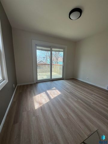 413 S West Ave Avenue, Sioux Falls, SD 57104