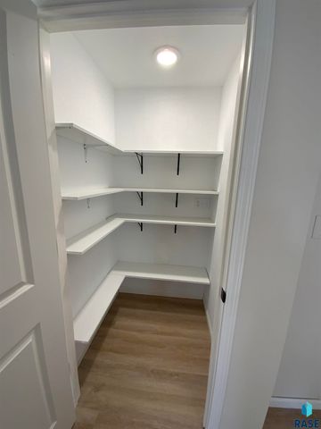 413 S West Ave Avenue, Sioux Falls, SD 57104