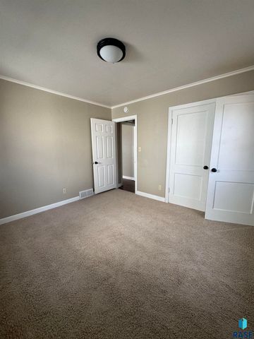 413 S West Ave Avenue, Sioux Falls, SD 57104
