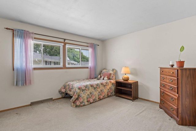 13955 W Forest Knoll COURT, New Berlin, WI 53151