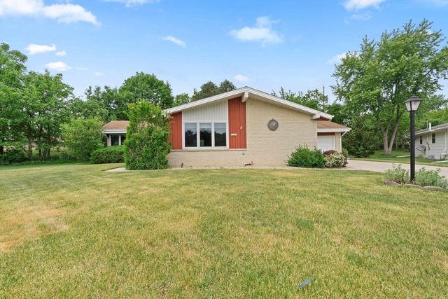 13955 W Forest Knoll COURT, New Berlin, WI 53151