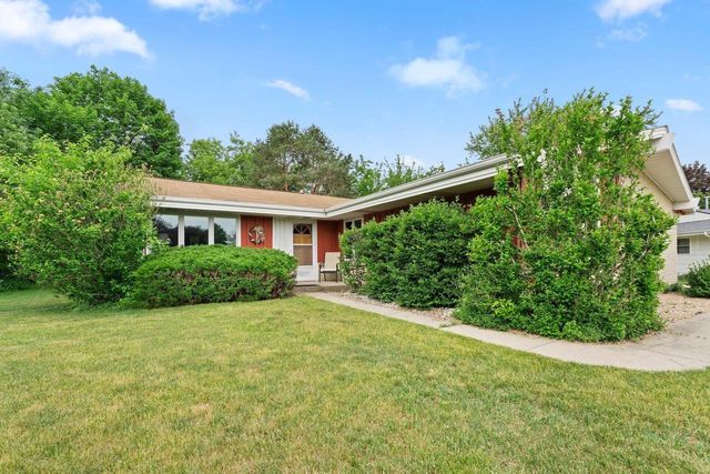 13955 W Forest Knoll COURT, New Berlin, WI 53151