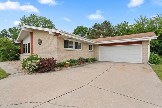 13955 W Forest Knoll COURT, New Berlin, WI 53151