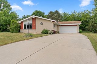 13955 W Forest Knoll COURT, New Berlin, WI 53151